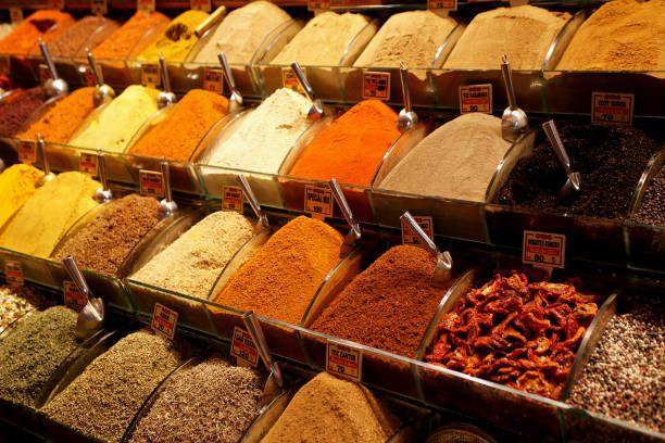 ادویههای مختلف برای عرضه در فروشگاه ادویه و عطاری